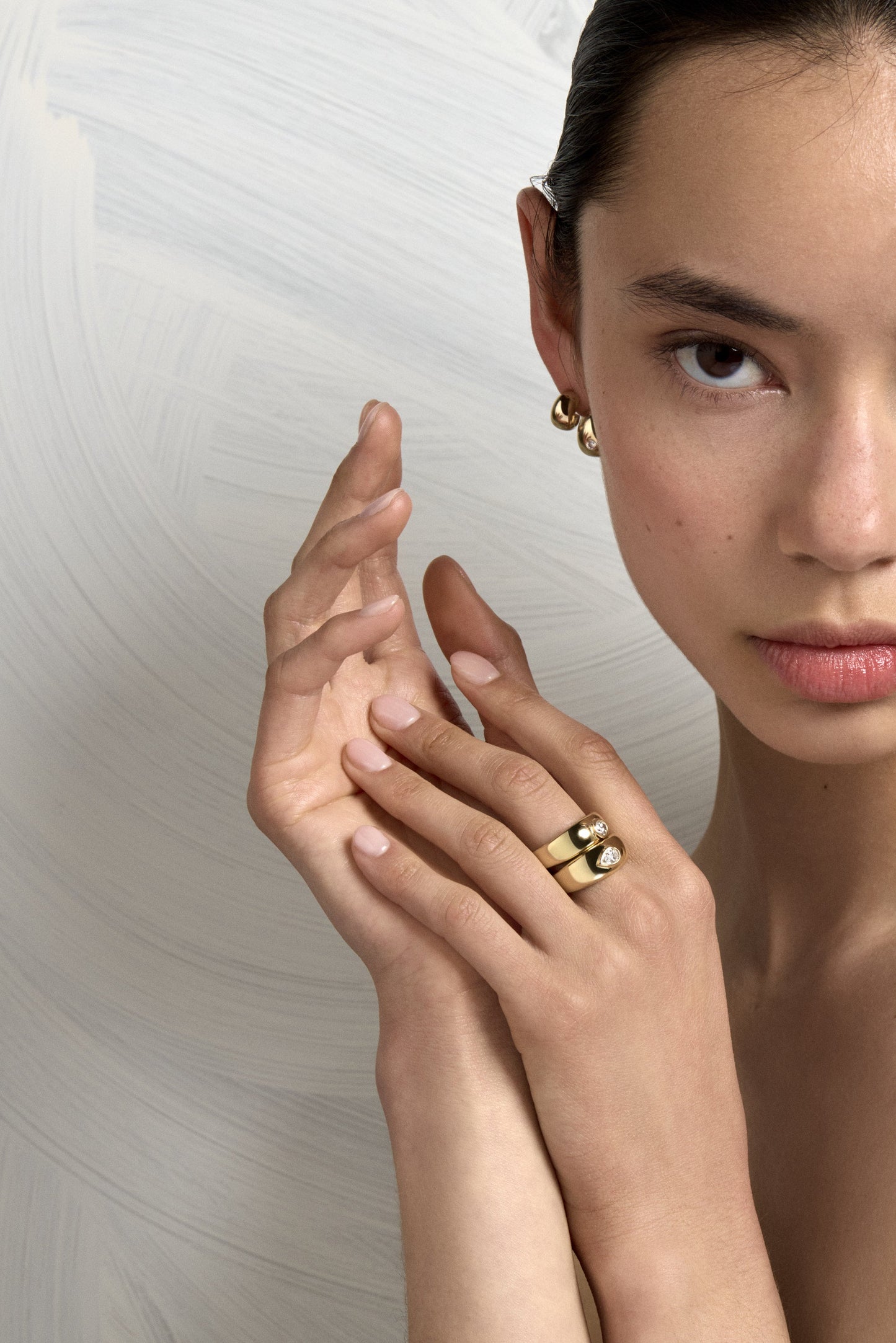 Round Diamond Bezel Blob Ring | 18K Yellow Gold