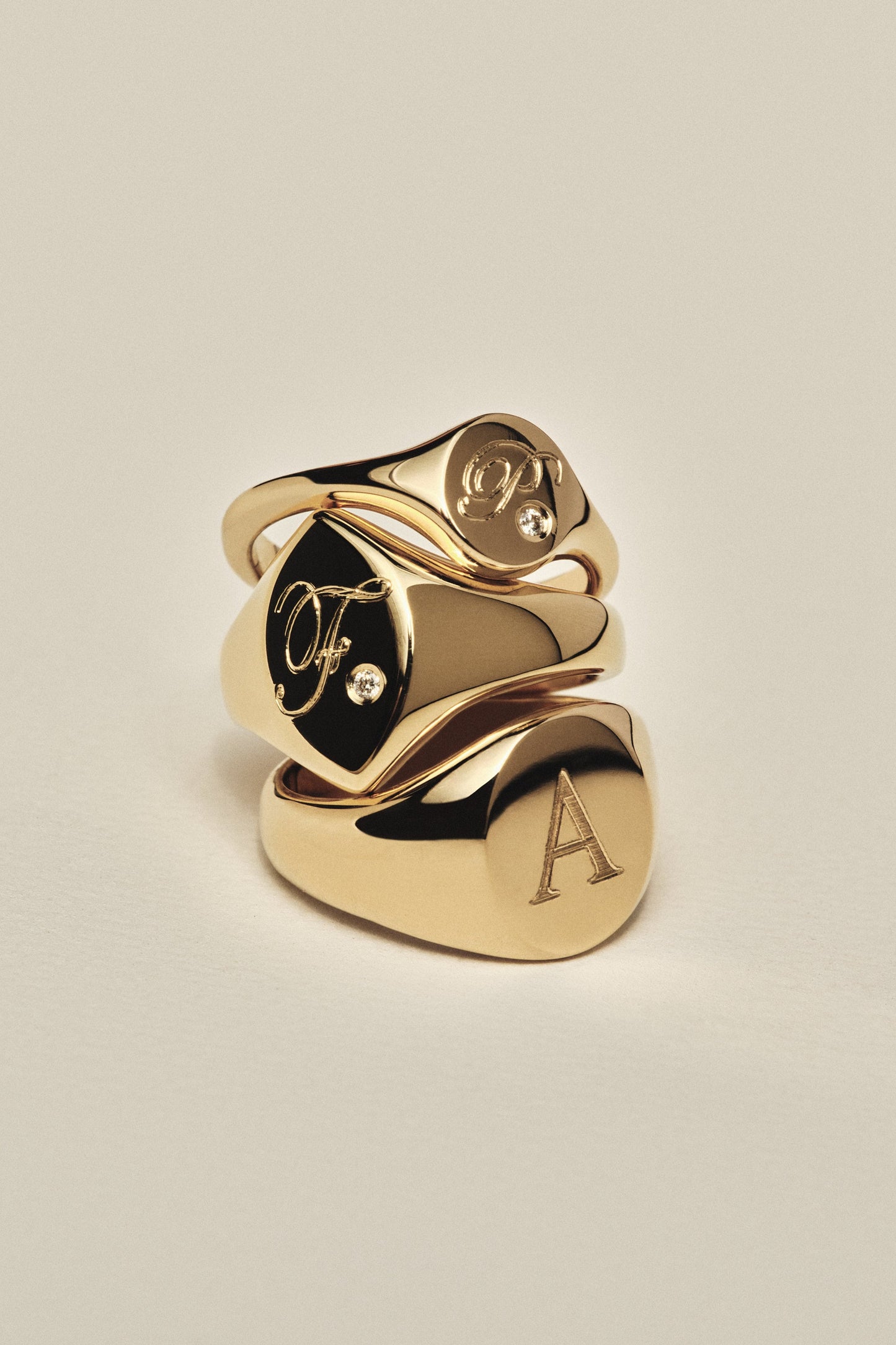 Mini Oval Signet Ring | Yellow Gold