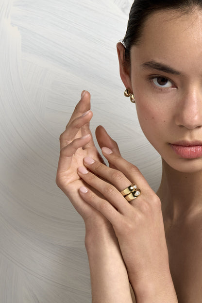 Round Diamond Bezel Blob Ring | 18K Yellow Gold